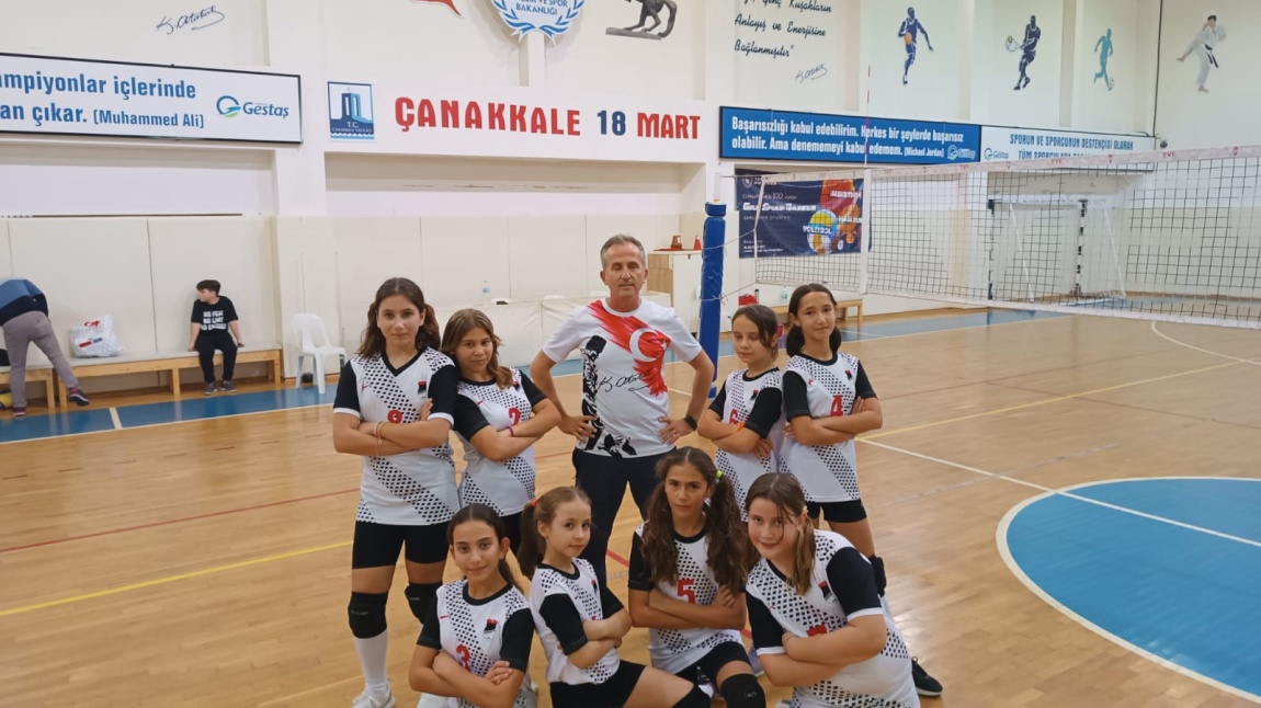 İstiklal Ortaokulu Kız Voleybol Takımı Galibiyeti